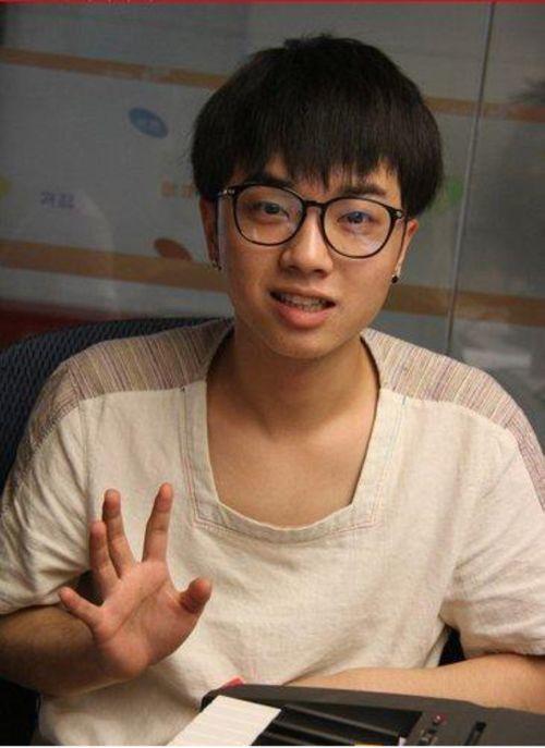 华晨宇出道照片